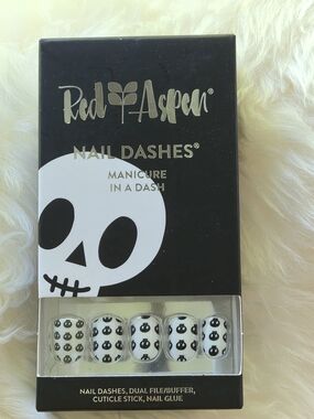 Black & White Skull Nail Dashes